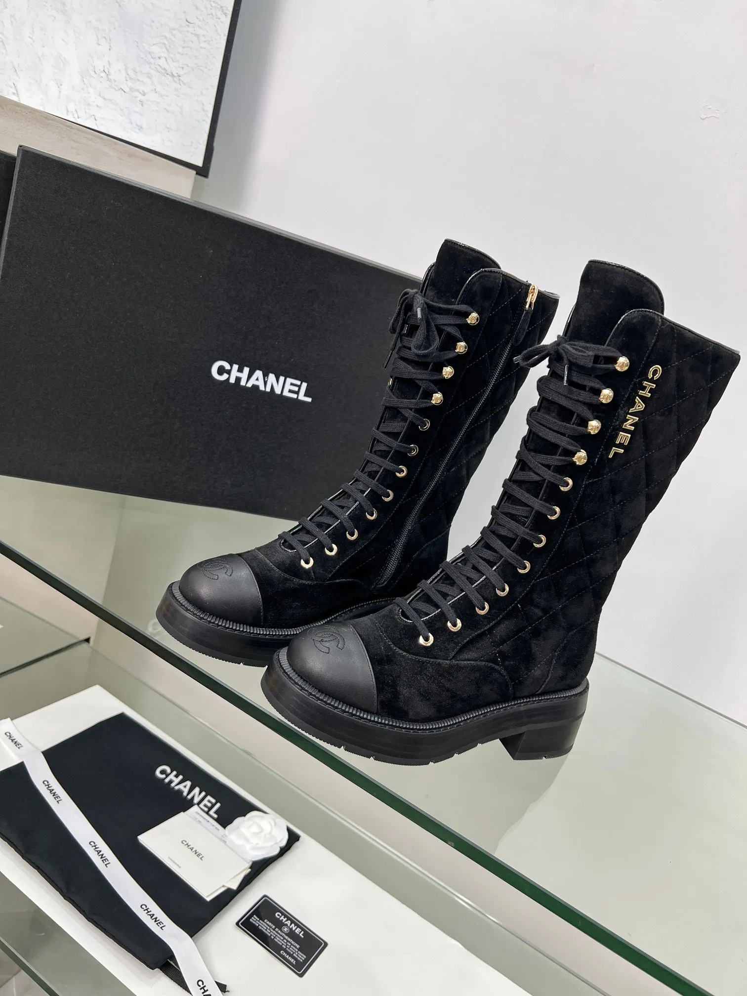 👟👟Ex-factory price 840👟👟 2025CHANEL I finally own this pair of Chanel diamond boots💫 Classic diamond pattern with black and white color, fashionable and high-end, and the thick sole is super stable for walking~ It instantly turns into a fashionable and cool cover when you put it on. Who knows the charm of Fragrant Grandma? When I was asked about the link while shopping, I was so happy🥳 Fabric: sheepskin, cow suede Lining: sheepskin Color: black white apricot Code number: 5-40 (41 customized)